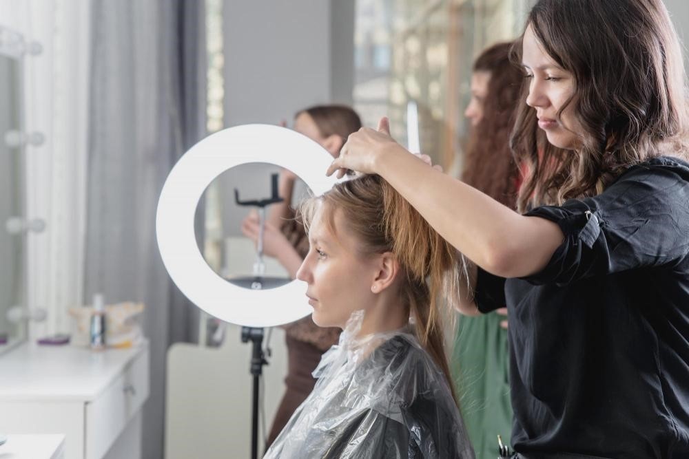 What Do Top Cosmetology Schools Have In Common? 1 Students practicing hair cutting techniques at a cosmetology school in Illinois