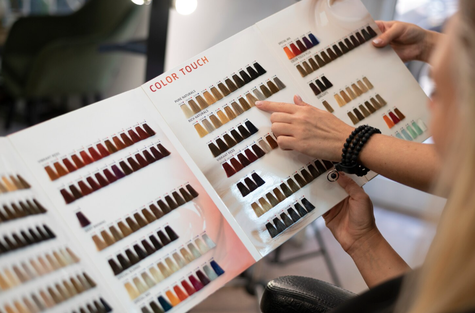 Choosing the right hair color in a color menu 