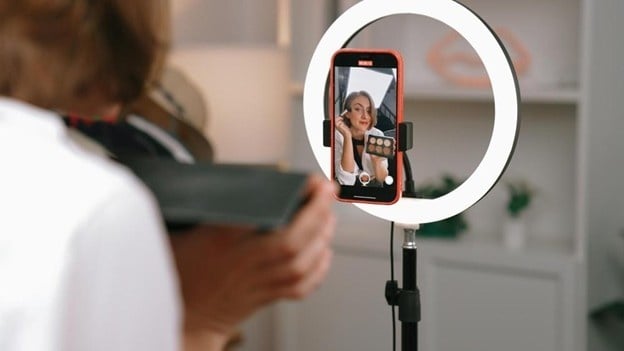 becoming a freelance makeup artist through the use of social media